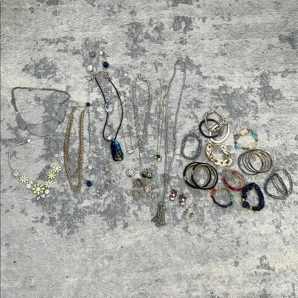 Bulk Lot of Mixed Fashion Costume Jewelry Necklaces Rings Bracelets Earrings - Picture 3 of 11